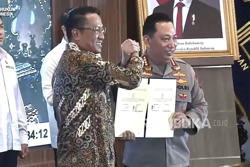 Kapolri Jenderal Listyo Sigit Prabowo (kanan) dan Menteri Hukum Supratman Andi Agtas saat acara penandatanganan nota kesepahaman di Graha Pengayoman Kementerian Hukum, Jakarta Selatan, Rabu (14/5/2025).