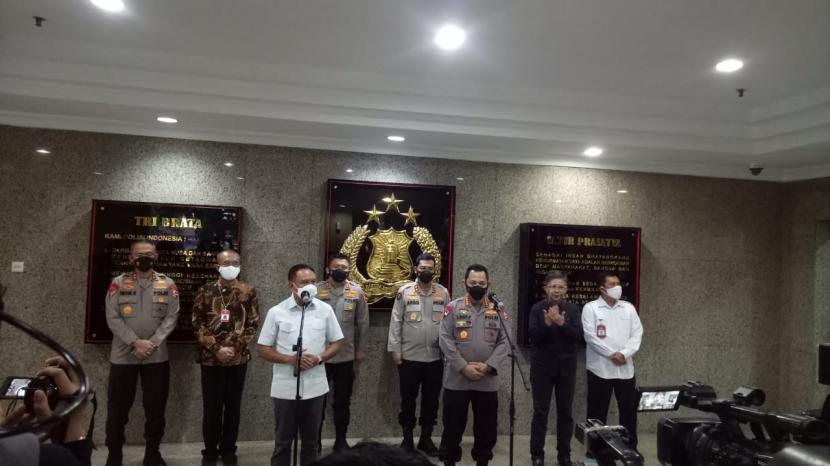 Kapolri Jenderal Listyo Sigit Prabowo (kanan) dan Menteri Pemuda dan Olahraga (Menpora) Zainudin Amali memberikan konferensi pers terkait penyelenggaraan turnamen pramusim Liga Indonesia musim 2021-2021, di Mabes Polri, Jakarta Selatan, Kamis (18/2).