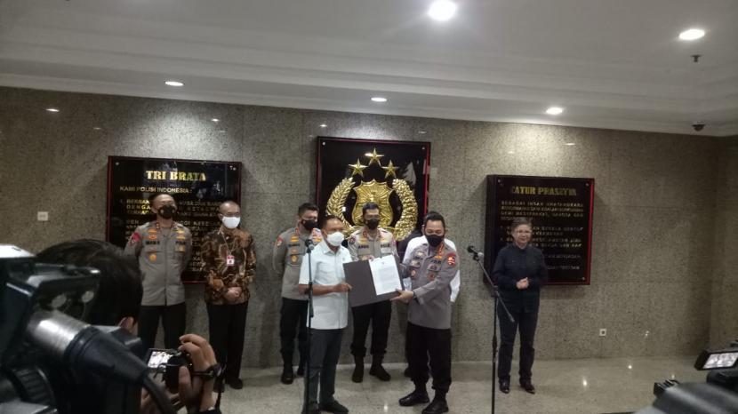 Kapolri Jenderal Listyo Sigit Prabowo (kanan) dan Menteri Pemuda dan Olahraga (Menpora) Zainudin Amali memberikan konferensi pers terkait penyelenggaraan turnamen pramusim Liga Indonesia, beberapa waktu lalu.