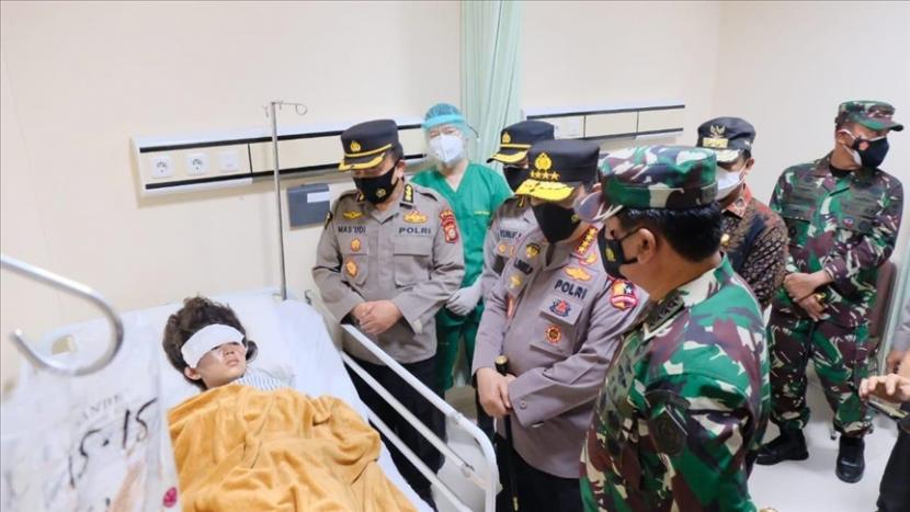 Kapolri Jenderal Listyo Sigit Prabowo (kedua kiri) bersama Panglima TNI Marsekal TNI Hadi Tjahjanto (kiri) meninjau korban bom bunuh diri di Rumah Sakit Bayangkara, Makassar, Minggu, 28 Maret 2021. 