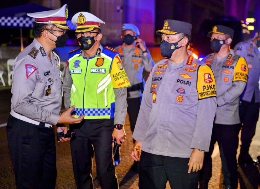 Kapolri Jenderal Listyo Sigit Prabowo kembali melanjutkan peninjauan terkait dengan kesiapan personel maupun rekayasa lalu lintas (lalin) dalam menghadapi arus balik Lebaran 2022. Malam ini, Sigit mengecek langsung ke Tol Cikampek KM 28. 