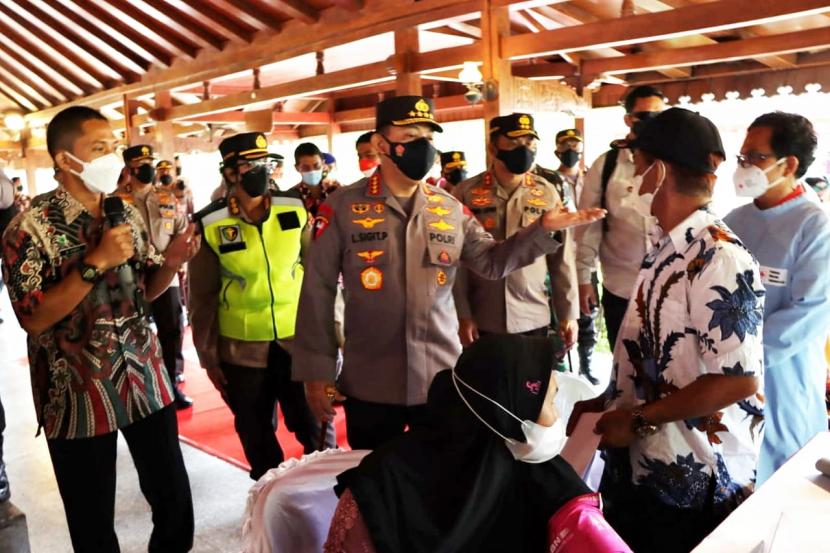 Kapolri Jenderal Listyo Sigit Prabowo kembali meninjau pelaksanaan vaksinasi serentak di 34 provinsi di Indonesia. Kali ini, Kapolri meninjau secara langsung pelaksanaan vaksinasi di kawasan Candi Borobudur, Magelang, Jawa Tengah, Jumat (18/2/2022).