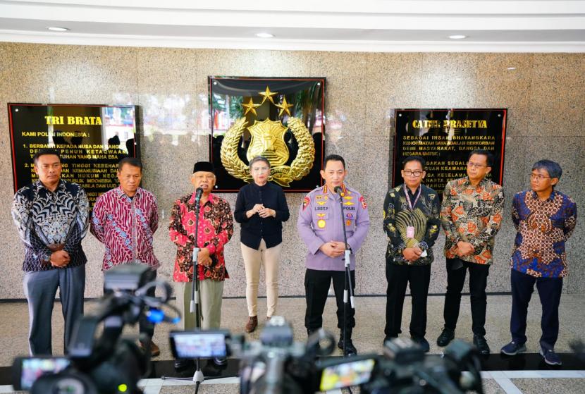 Kapolri Jenderal Listyo Sigit Prabowo melakukan audiensi dengan Dewan Pers Indonesia di Mabes Polri.