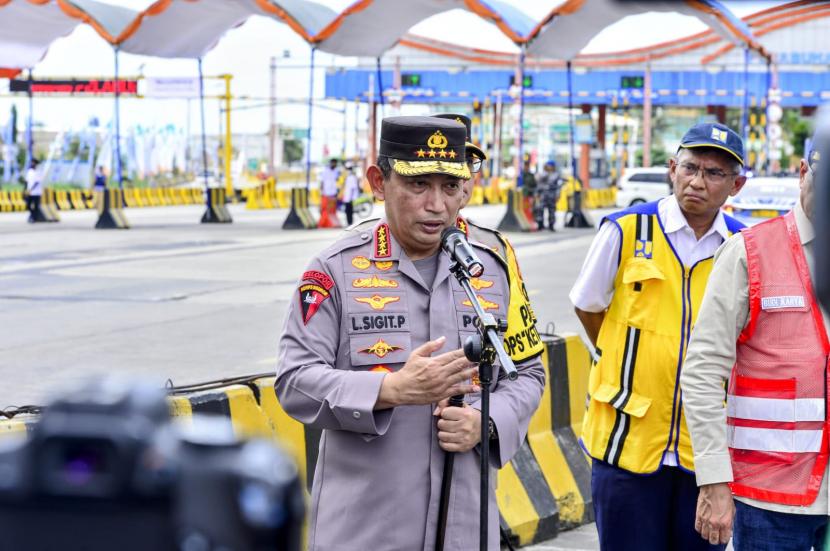 Kapolri Jenderal Listyo Sigit Prabowo melakukan peninjauan arus mudik di Jalan Tol Jakarta-Merak hingga Pelabuhan Bakauheni, Lampung, Kamis (20/4/ 2023).