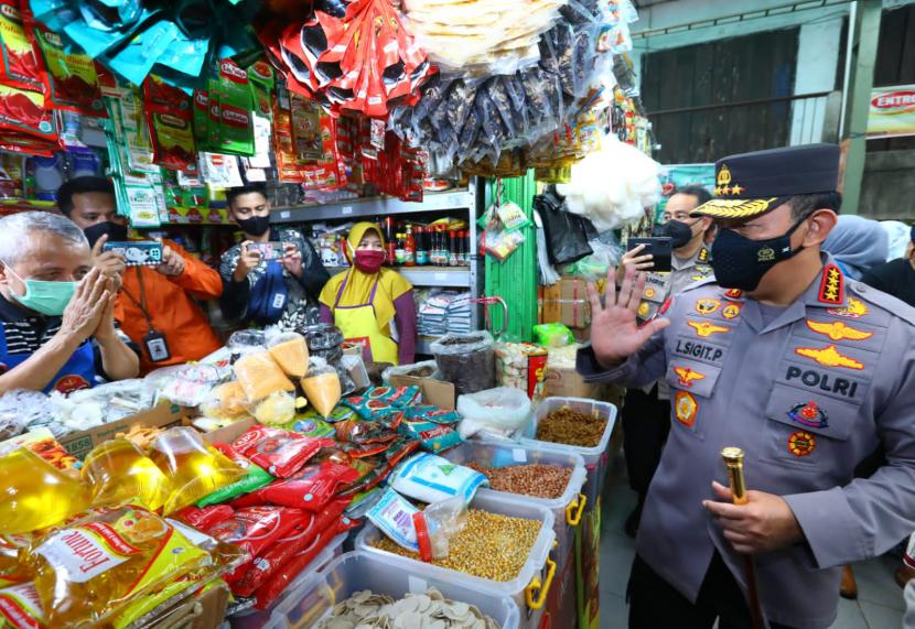 Kapolri Jenderal Listyo Sigit Prabowo melakukan peninjauan secara langsung terkait ketersediaan dan stabilitas harga minyak goreng di Pasar Lemabang, Palembang, Sumatera Selatan, Jumat (1/4/2022).