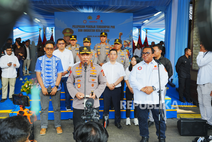 Kapolri Salurkan 1.575 Buruh Terdampak PHK untuk Kembali Bekerja