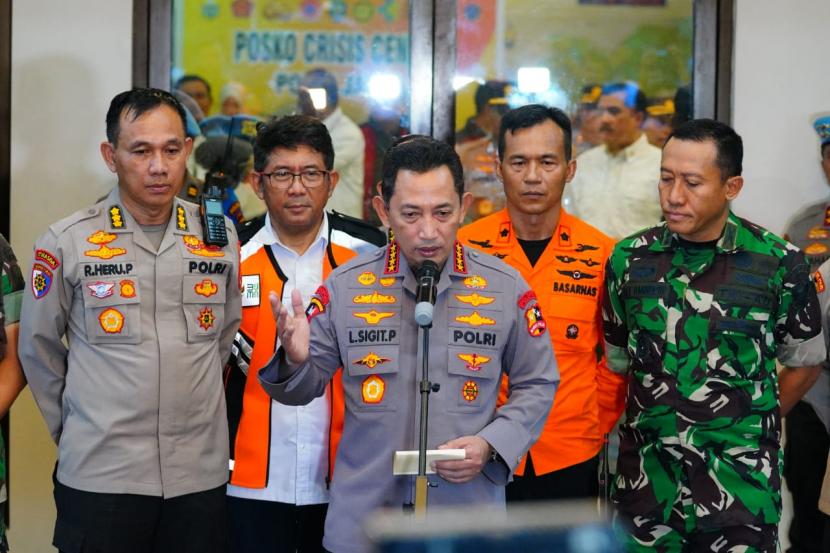 Kapolri Jenderal Listyo Sigit Prabowo memastikan bahwa Kapolda Jambi Irjen Rusdi Hartono dan rombongan helikopter yang mengalami pendaratan darurat di Bukit Tamiai, Kerinci semuanya sudah dievakuasi.