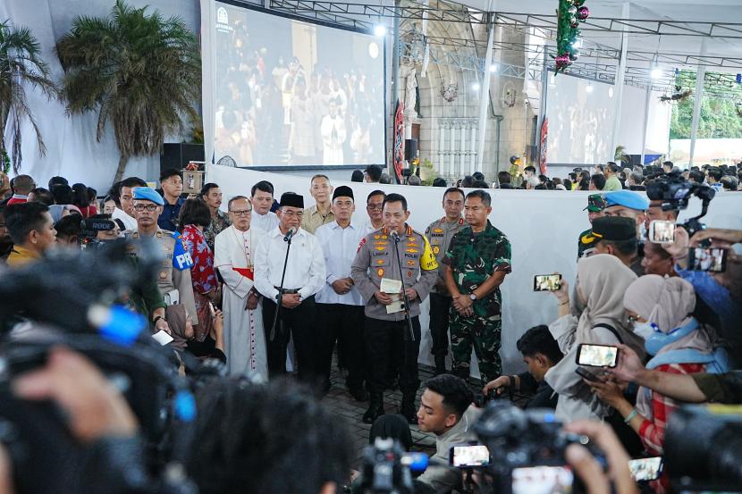 Kapolri Jenderal Listyo Sigit Prabowo memastikan bahwa seluruh rangkaian perayaan Ibadah Natal 2023 berjalan aman, nyaman dan damai.