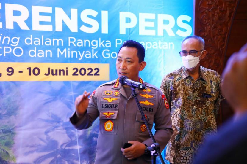 Kapolri Jenderal Listyo Sigit Prabowo memastikan pihaknya akan mengawasi ketersediaan dan harga minyak goreng jenis curah mulai dari tingkat produsen hingga ke pasar, sebagaimana arahan dari Presiden Joko Widodo (Jokowi).