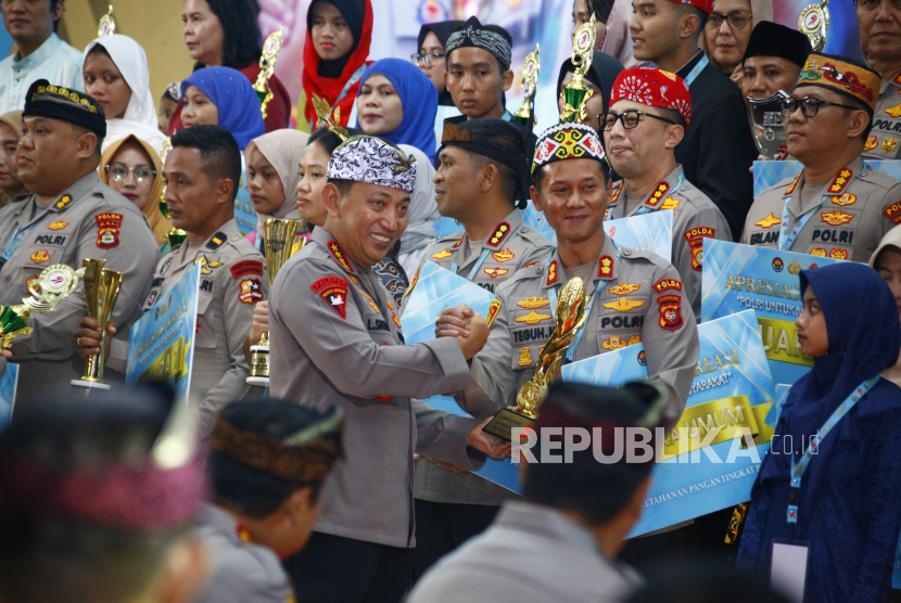 Kapolri Jenderal Listyo Sigit Prabowo memberi penghargaan Polres Bengkayang dalam lomba ketahanan pangan.