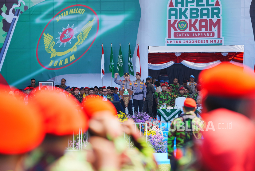 Kapolri Jenderal Listyo Sigit Prabowo memberikan arahan dalam kegiatan Apel Akbar Kokam Pemuda Muhammadiyah di Stadion Tridadi, Sleman, Yogyakarta, Ahad (20/7/2025).