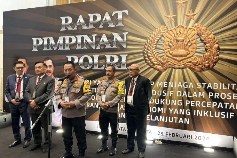 Kapolri Jenderal Listyo Sigit Prabowo memberikan keterangan kepada wartawan di sela-sela kegiatan Rapim Polri 2024 di Jakarta, Kamis (29/2/2024)