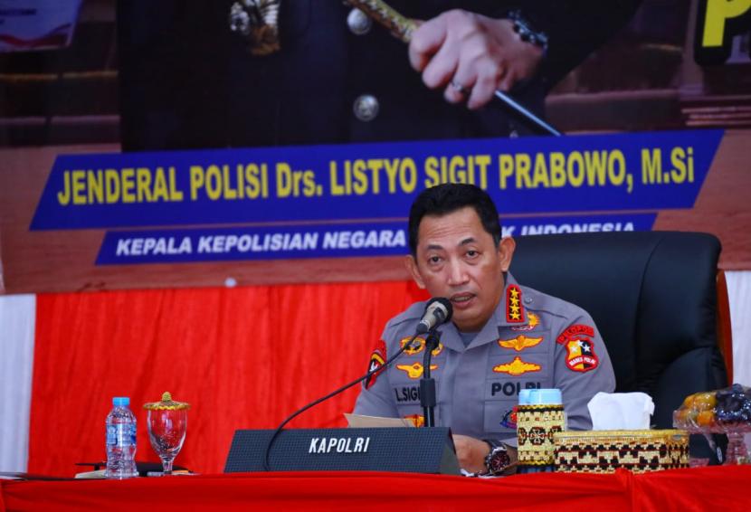 Kapolri Jenderal Listyo Sigit Prabowo memberikan pengarahan di Polda Lampung