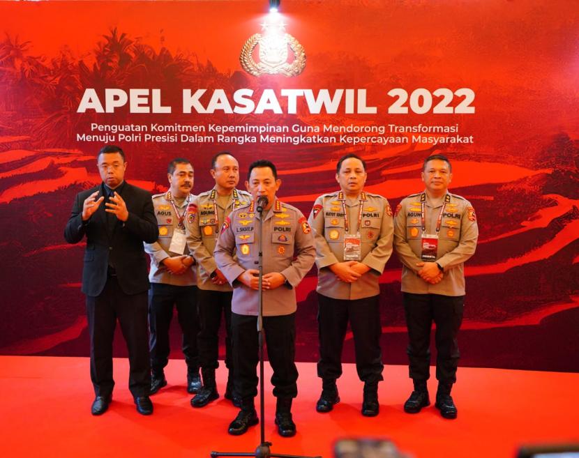 Kapolri Jenderal Listyo Sigit Prabowo memberikan pengarahan kepada pejabat utama, Kapolda hingga jajaran kewilayahan dalam kegiatan Apel Kasatwil di Hotel Sultan, Jakarta, Rabu, 14 Desember 2022. 