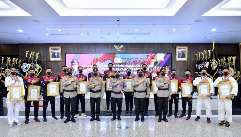 Kapolri Jenderal Listyo Sigit Prabowo memberikan penghargaan sebagai bentuk apresiasi kepada personel Polri sebagai atlet yang telah menyumbangkan medali emas, perak dan perunggu untuk Indonesia dalam perhelatan Sea Games Vietnam. 