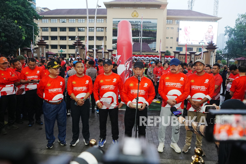 Kapolri Jenderal Listyo Sigit Prabowo membuka Bhayangkara Sport Day di Lapangan Bhayangkara Polri, Jakarta Selatan, Sabtu (21/6/2025).
