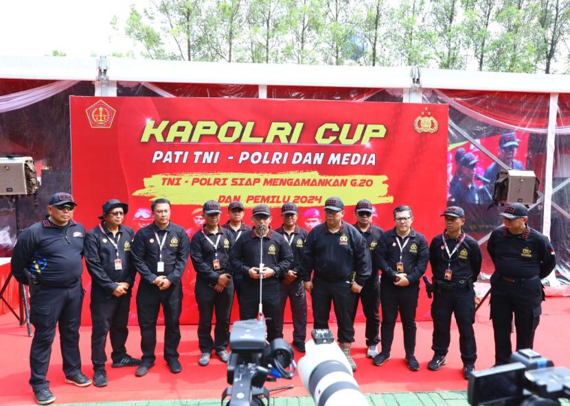Kapolri Jenderal Listyo Sigit Prabowo membuka kegiatan lomba menembak bersama TNI-Polri dan insan media di Mako Brimob, Kelapa Dua, Depok, Jawa Barat, Sabtu (11/6/2022). 
