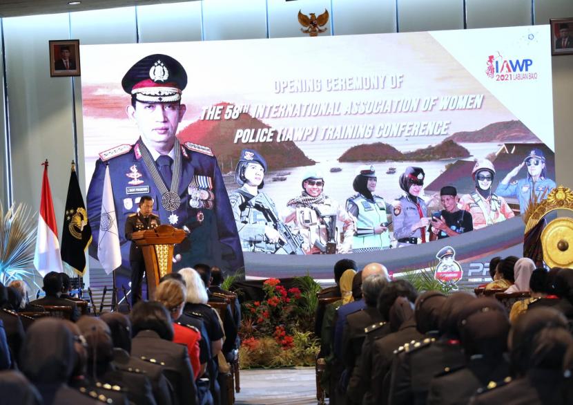 Kapolri Jenderal Listyo Sigit Prabowo membuka The 58 Th International Association Of Women Police (IAWP) Training Conference di Labuan Bajo, Nusa Tenggara Timur (NTT), Minggu (7/11/2021). Indonesia menjadi Negara Asia pertama yang menjadi tuan rumah kegiatan tersebut sejak tahun 1958.