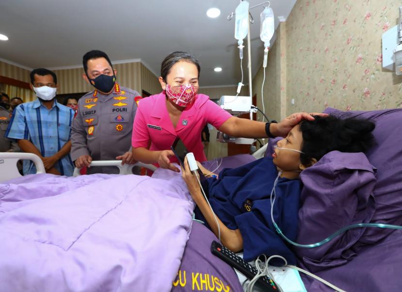 Kapolri Jenderal Listyo Sigit Prabowo memenuhi janjinya untuk menemui langsung Sinta Aulia seorang anak perempuan penderita tumor kaki yang viral di media sosial (medsos). 