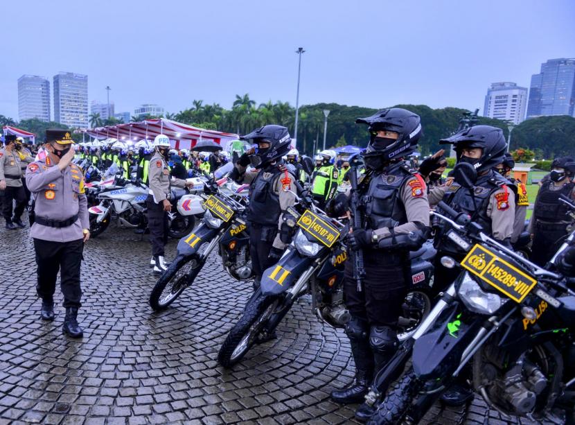 Kapolri Jenderal Listyo Sigit Prabowo memimpin apel gelar pasukan operasi ketupat Tahun 2022 di Lapangan Monas, Jakarta Pusat, Jumat (22/4/2022). 