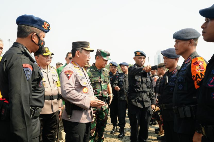  Kapolri Jenderal Listyo Sigit Prabowo memimpin apel gelar pasukan Operasi Mantap Brata terkait dengan pengamanan seluruh rangkaian Pemilihan Umum (Pemilu) serentak tahun 2024, di Lapangan Monas, Jakarta. 