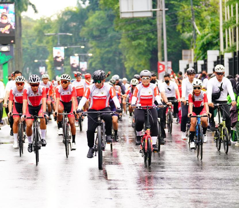 Kapolri Jenderal Listyo Sigit Prabowo memimpin kegiatan parade kemenangan bersama kontingen sepeda Indonesia Sea Games 2022.