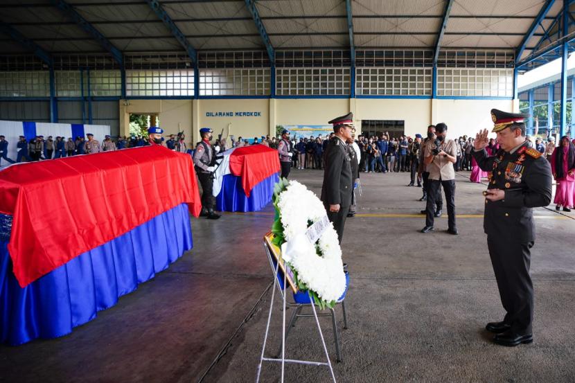 Kapolri Jenderal Listyo Sigit Prabowo memimpin langsung upacara proses pelepasan jenazah personel Kepolisian yang menjadi korban insiden jatuhnya Helikopter P-1103 di perairan Bangka Belitung. 