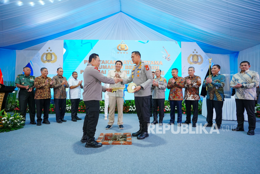 Kapolri Jenderal Listyo Sigit Prabowo memimpin peletakan batu pertama program 100 ribu rumah subsidi bagi personel Polri di Kabupaten Karawang, Selasa (4/3/2025).