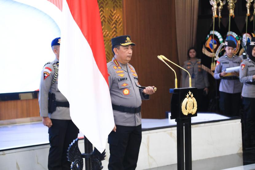 Kapolri Jenderal Listyo Sigit Prabowo memimpin upacara korps raport kenaikan pangkat 4 perwira tinggi (pati) dan perwira menengh (pamen) Polri di Rupattama Mabes Polri, Jakarta, Jumat (1/11/2024). 