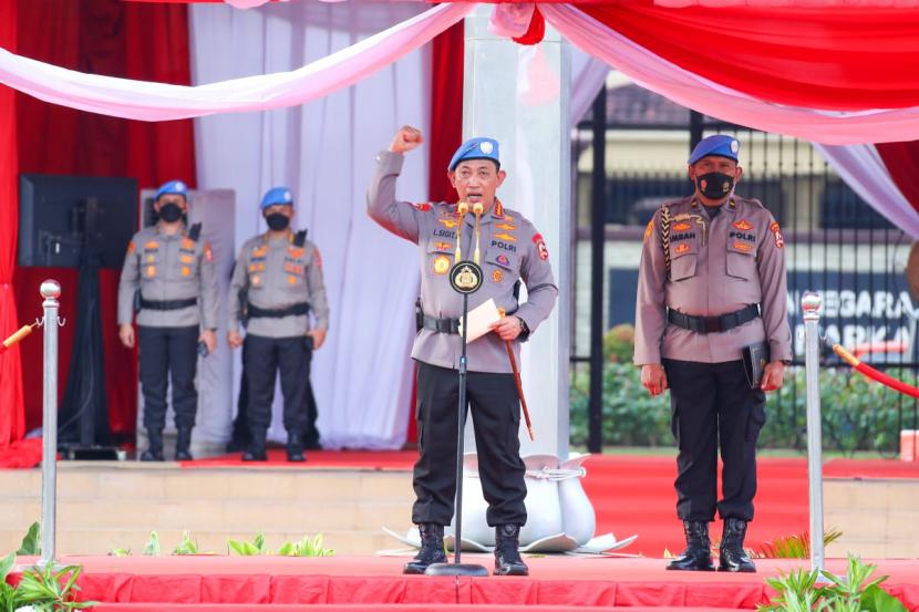 Kapolri Jenderal Listyo Sigit Prabowo memimpin upacara pelepasan pasukan perdamaian Kontingen Garuda Bhayangkara Satgas FPU 4 Minusca di Lapangan Bhayangkara, Jakarta Selatan, Selasa (6/9/2022).