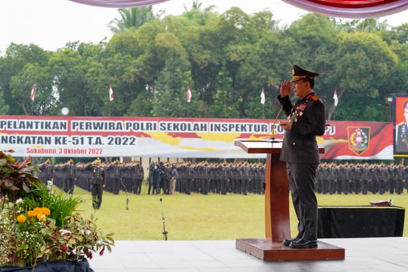 Kapolri Jenderal Listyo Sigit Prabowo memimpin upacara penutupan pendidikan dan pelatihan Perwira Polri Sekolah Inspektur Polisi (SIP) Angkatan ke-51, Resimen Satya Intar Adinata Pratapa, di Sukabumi, Jawa Barat, Senin, 3 Oktober 2022.