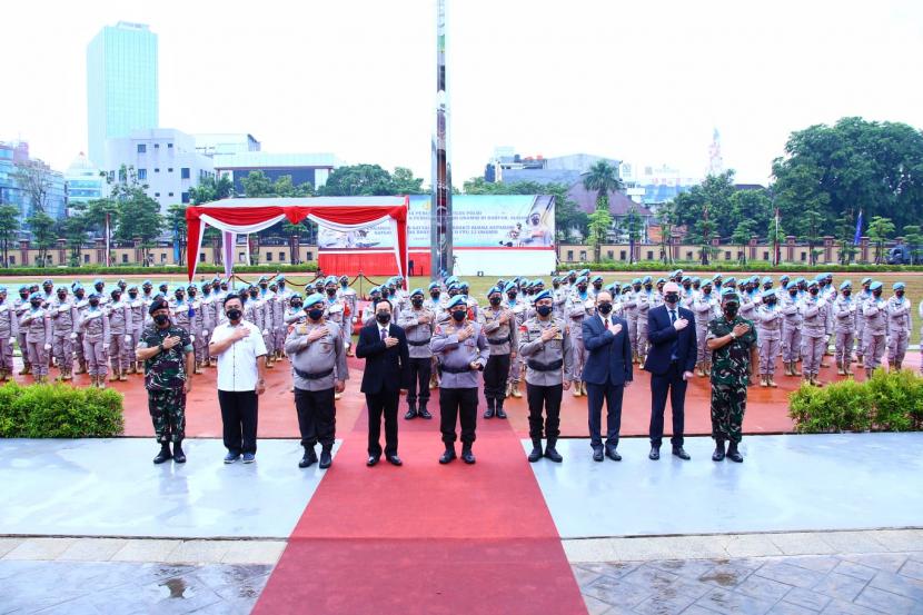 Kapolri Jenderal Listyo Sigit Prabowo memimpin upacara penutupan Satgas Polri pada misi pemeliharaan perdamaian PBB di UNAMID dan penganugerahan Satyalancana Bhakti Buana kepada Satgas Garbha II FPU 12 UNAMID di Lapangan Bhayangkara, Jakarta Selatan, Selasa (8/2).