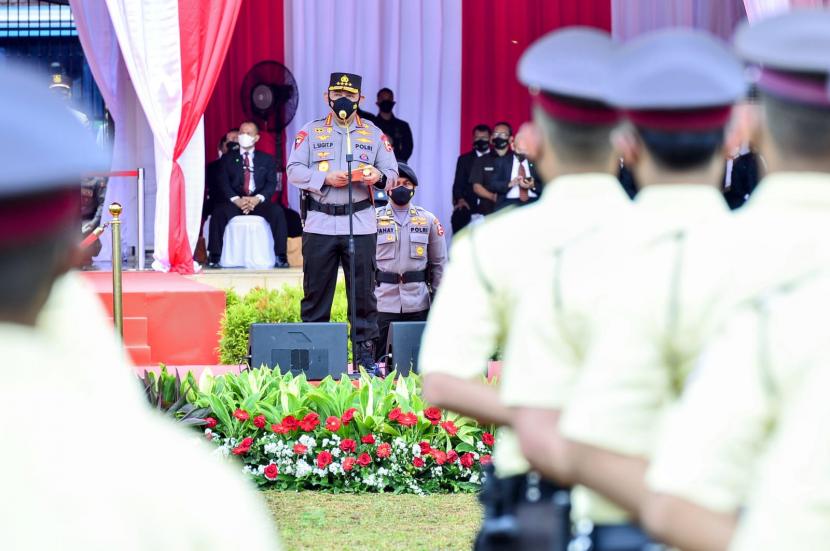 Kapolri Jenderal Listyo Sigit Prabowo memimpin Upacara peringatan Hari Ulang Tahun (HUT) ke-41 Satuan Pengamanan (Satpam) di Lapangan Bhayangkara, Mabes Polri, Jakarta Selatan, Rabu (2/2/2022).