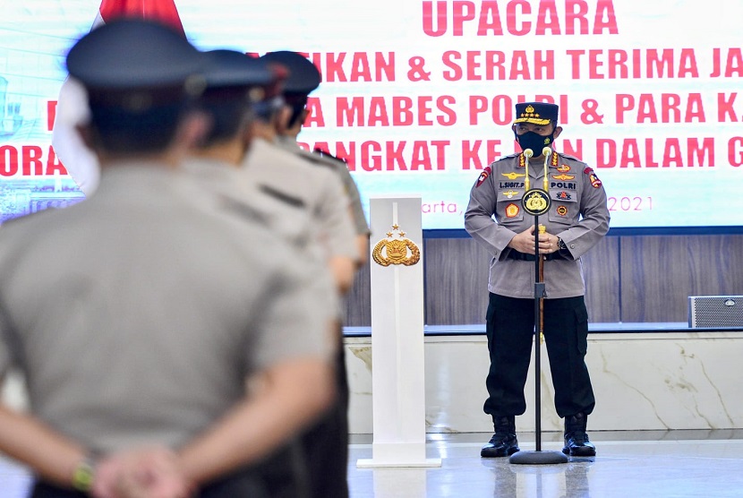 Kapolri Jenderal Listyo Sigit Prabowo memimpin upacara serah terima jabatan (sertijab) sejumlah perwira tinggi (pati) Polri, yang diantaranya adalah, Kabaintelkam, Aslog Kapolri, Kakorlantas, Kadiv Humas Polri hingga enam Kapolda di Gedung Rupatama, Jakarta Selatan, Rabu (10/11).