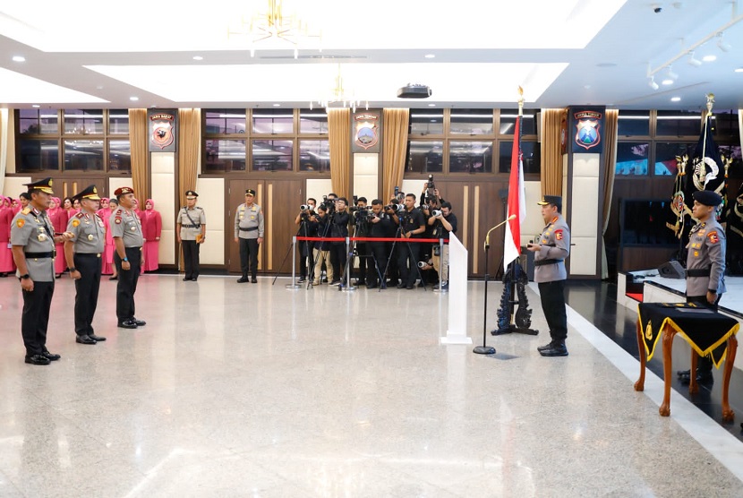 Kapolri Jenderal Listyo Sigit Prabowo memimpin upacara serah terima jabatan dan Korps Raport kenaikan pangkat terhadap beberapa Pejabat Utama (PJU) Mabes Polri dan tujuh Kapolda. 