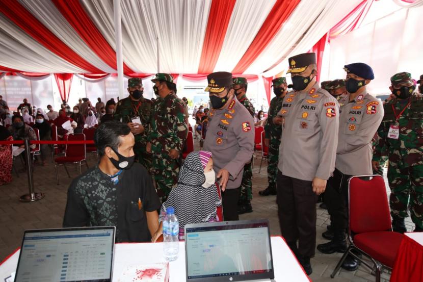 Kapolri Jenderal Listyo Sigit Prabowo meminta jajaran TNI-Polri dan seluruh stakeholder untuk mewaspadai laju pertumbuhan Covid-19, saat menjelang libur Natal 2021 dan Tahun Baru 2022 (Nataru).