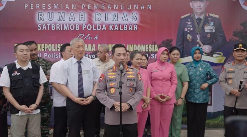 Kapolri Jenderal Listyo Sigit Prabowo menegaskan bahwa telah menginstruksikan kepada seluruh jajaran Kepolisian untuk mencari akar masalah serta melakukan pemeriksaan terkait dengan munculnya pakaian bekas impor tersebut. 