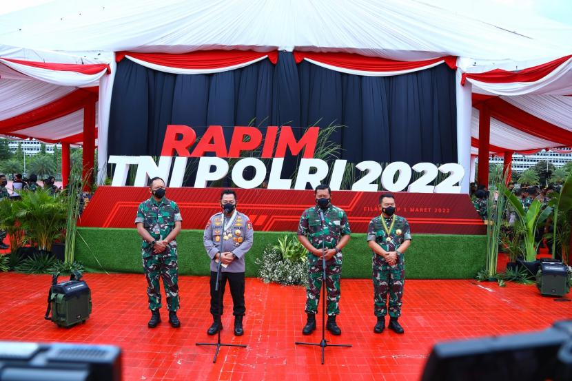 Kapolri Jenderal Listyo Sigit Prabowo menegaskan TNI-Polri siap mendukung pemulihan ekonomi dan seluruh kebijakan nasional di tahun 2022. Hal ini disampaikan Kapolri dalam Rapat Pimpinan (Rapim) TNI-Polri tahun 2022 dengan tema 