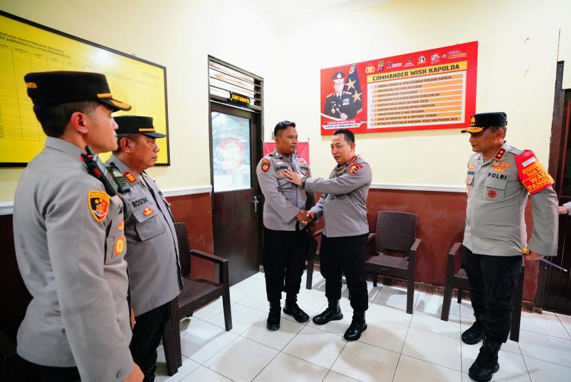 Kapolri Jenderal Listyo Sigit Prabowo menemui langsung Bripka Joko Hadi Aprianto, Bintara Polsek Samarinda Hulu, yang juga seorang penggali kubur untuk masyarakat.