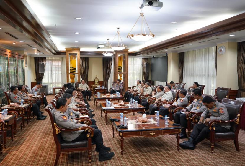 Kapolri Jenderal Listyo Sigit Prabowo mengapresiasi kepada seluruh mantan Kapolri yang telah memberikan dukungan kepada generasi penerusnya untuk terus membawa institusi Polri menjadi lebih baik lagi kedepannya.