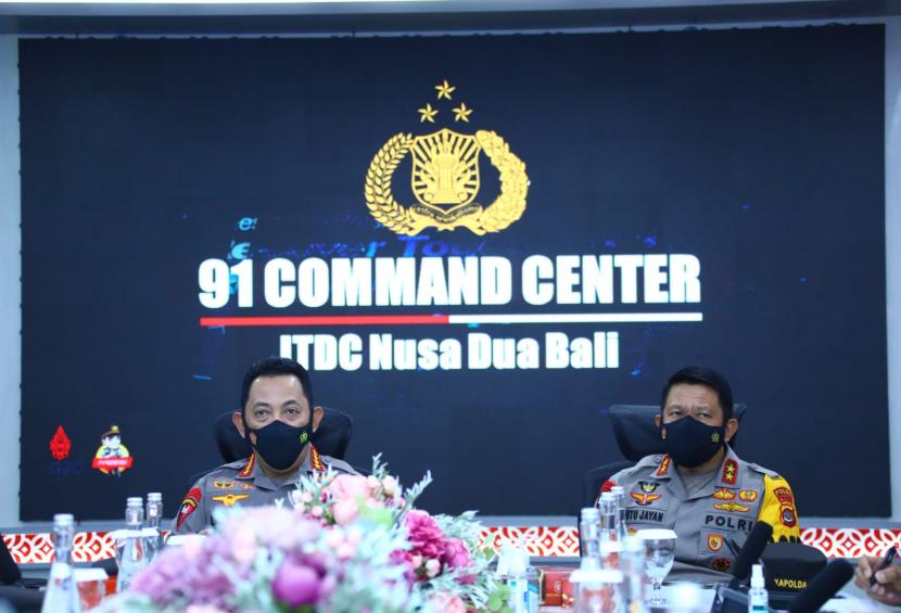 Kapolri Jenderal Listyo Sigit Prabowo mengecek kesiapan 91 Command Center untuk memastikan proses pengamanan seluruh rangkaian event internasional yang akan digelar di Provinsi Bali, berjalan dengan optimal dan baik. 
