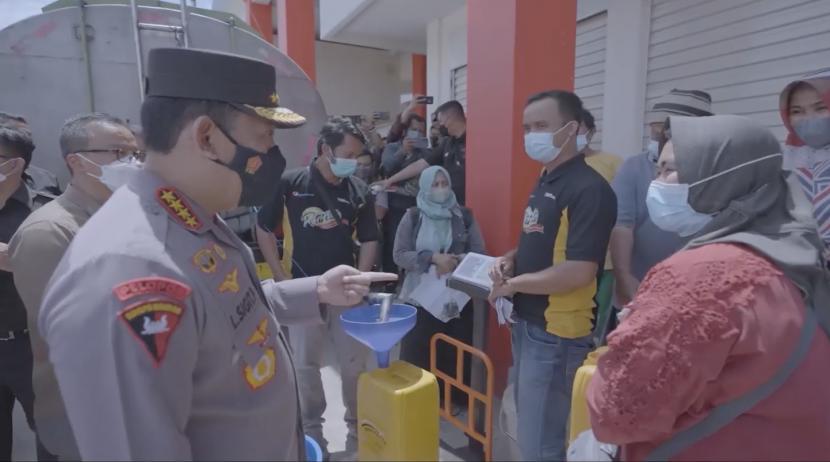 Kapolri Jenderal Listyo Sigit Prabowo mengecek langsung proses distribusi minyak curah dari distributor ke para pedagang.