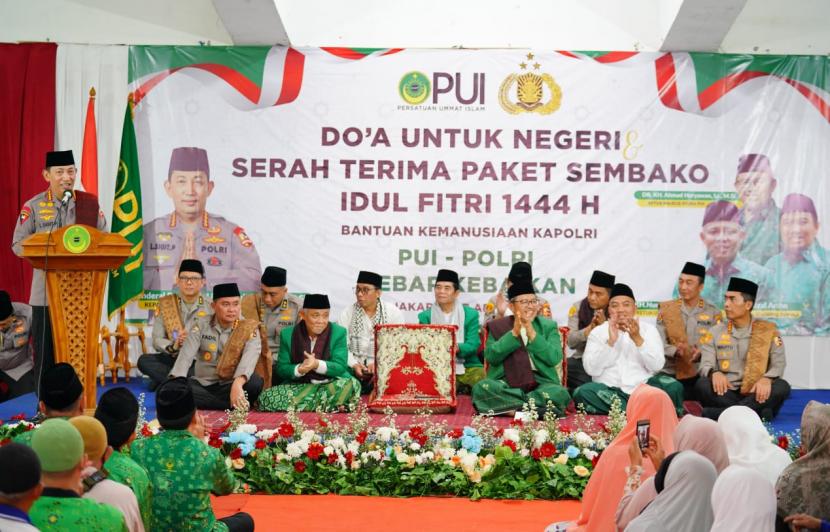 Kapolri Jenderal Listyo Sigit Prabowo menggandeng Persatuan Ummat Islam (PUI) untuk menyalurkan bantuan kemanusiaan berupa paket sembako sebanyak 15.000 ke masyarakat yang membutuhkan.