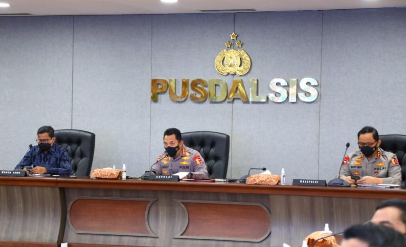Kapolri Jenderal Listyo Sigit Prabowo menggelar rapat bersama dengan Wakil Menteri BUMN I Pahala Nugraha Mansury dan Direktur Utama PT Pertamina (Persero) Nicke Widyawati di Mabes Polri, Jakarta Selatan, Jumat (8/4/2022).