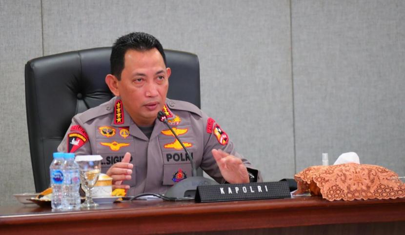 Kapolri Jenderal Listyo Sigit Prabowo menggelar Video Conference (Vicon) analisa dan evaluasi.