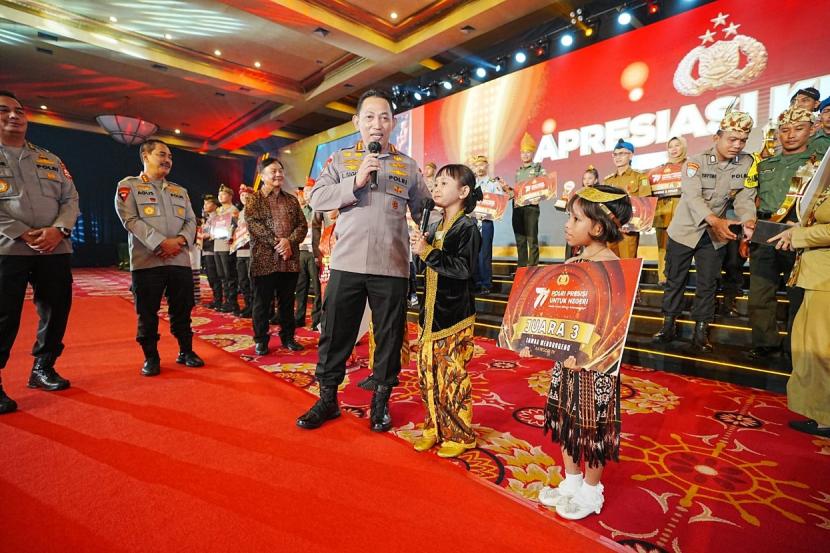 Kapolri Jenderal Listyo Sigit Prabowo menghadiri acara Awarding Day Apresiasi Kreasi 77 Polri Presisi Untuk Negeri di Balai Samudera, Jakarta, Rabu (12/7/2023).