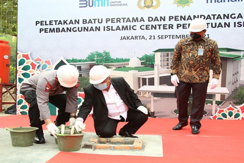 Kapolri Jenderal Listyo Sigit Prabowo menghadiri acara peletakan batu pertama pembangunan Islamic Center Persatuan Islam (Persis) DKI Jakarta di Jalan Bambu Apus, Cipayung, Jakarta Timur, Selasa (21/9). Dalam sambutannya, Sigit mengucapkan rasa syukur dan apresiasi karena telah diberikan kesempatan di momentum yang baik itu. 