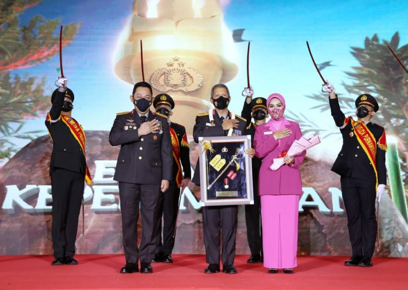 Kapolri Jenderal Listyo Sigit Prabowo menghadiri acara pembinaan tradisi pra-pengakhiran dinas Perwira Tinggi (Pati) Polri tahun 2021 di Auditorium PTIK, Jakarta Selatan, Selasa (21/12).