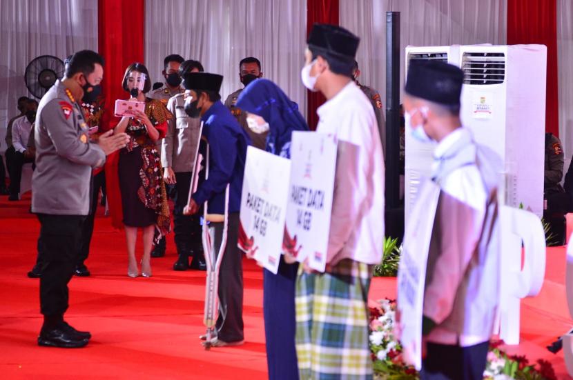 Kapolri Jenderal Listyo Sigit Prabowo menghadiri acara vaksinasi massal dan penyerahan bantuan sosial yang diselenggarakan Alumni Akademi Kepolisian 1997 batalyon Wira Pratama di bangunan eks Mapolres Bandara Soetta, Tangerang, Banten, Senin (20/9). 