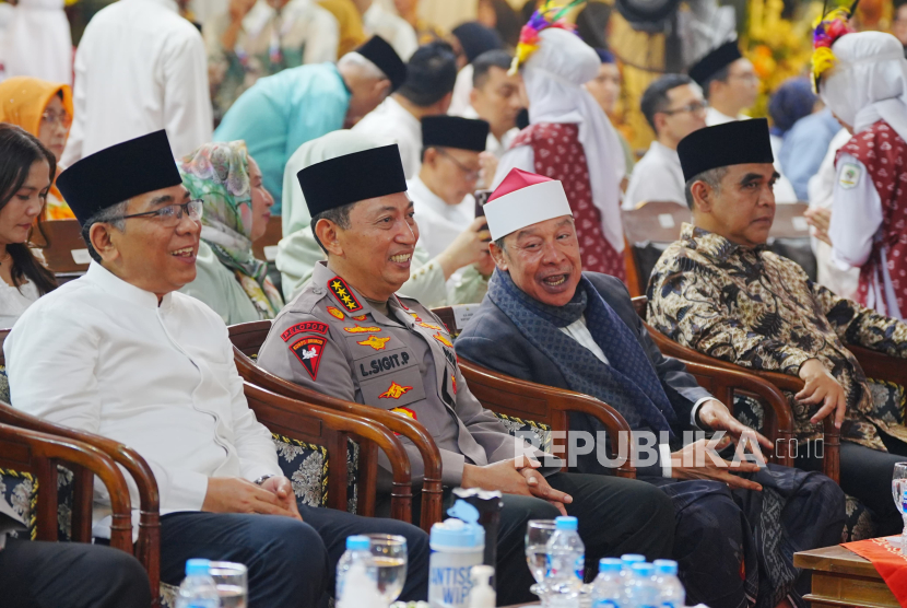 Kapolri Jenderal Listyo Sigit Prabowo menghadiri Haul Al-Marhumin di Ponpes Buntet, Kabupaten Cirebon, Jawa Barat, Sabtu (2/8/2025). 